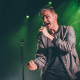 Tom Chaplin durante uma apresentação da banda Keane.