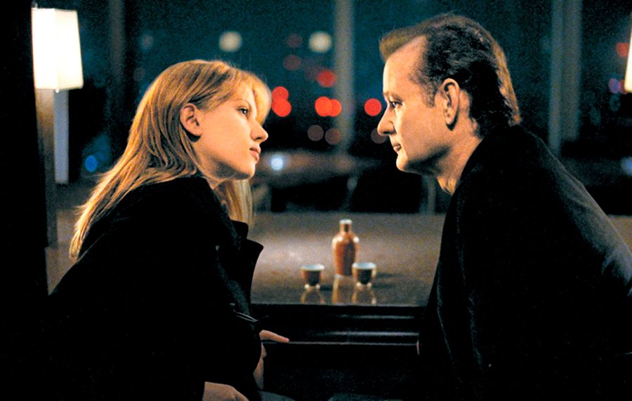 Bill Murray e Scarlett Johansson sentados em um bar sofisticado em Tóquio.