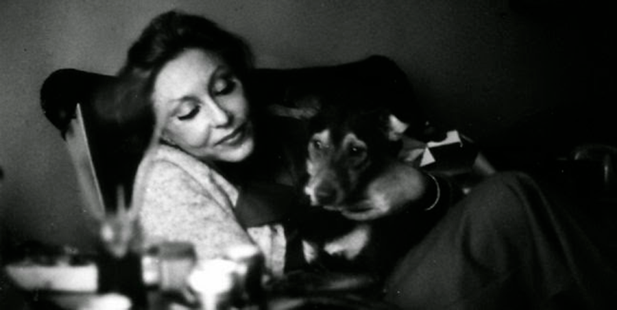 uma foto de Clarice Lispector com seu cachorro.