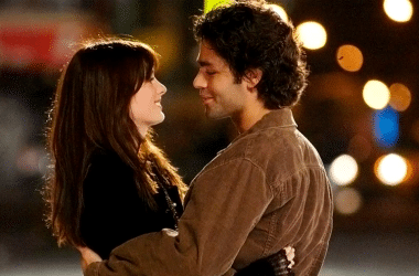 Nate e Andrea abraçados em meio a cidade de Nova York.