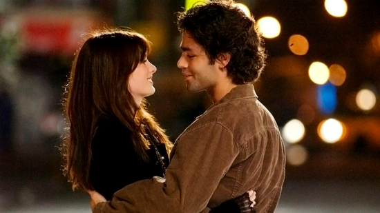 Nate e Andrea abraçados em meio a cidade de Nova York.