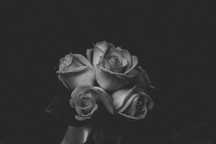 Um buquê em preto e branco representando o casamento e o luto de Phoebe pelo casamento dela.