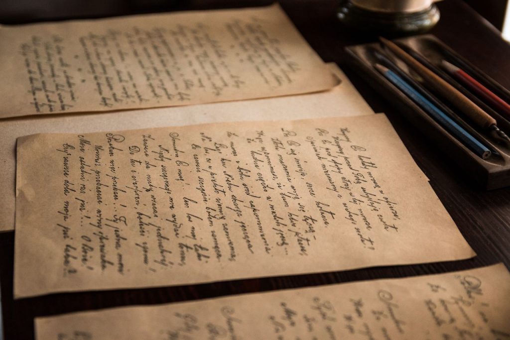 Páginas escritas representando cartas e memórias.