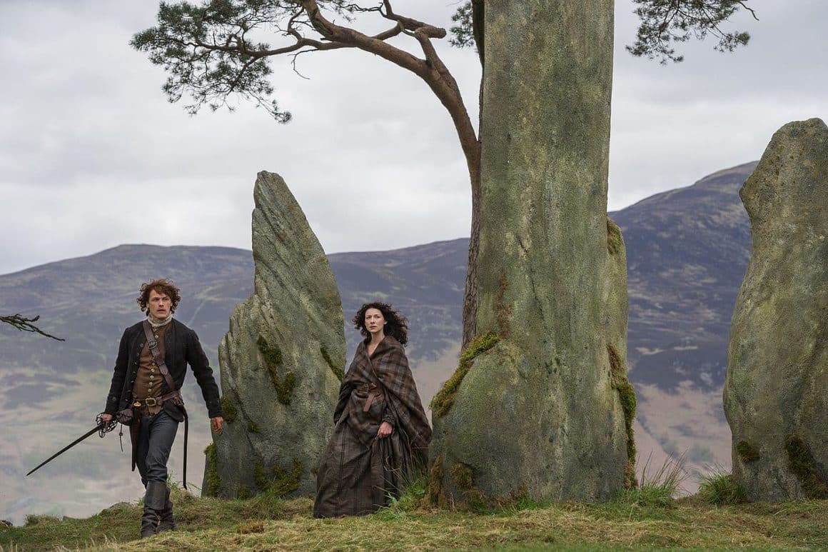 Claire e Jamie em Craigh na Dun na série Outlander