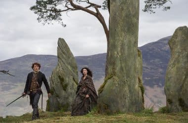 Claire e Jamie em Craigh na Dun na série Outlander