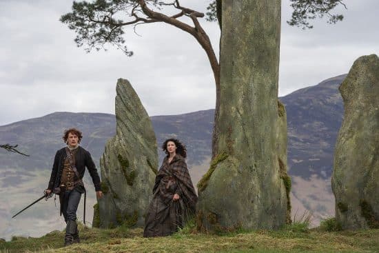Claire e Jamie em Craigh na Dun na série Outlander