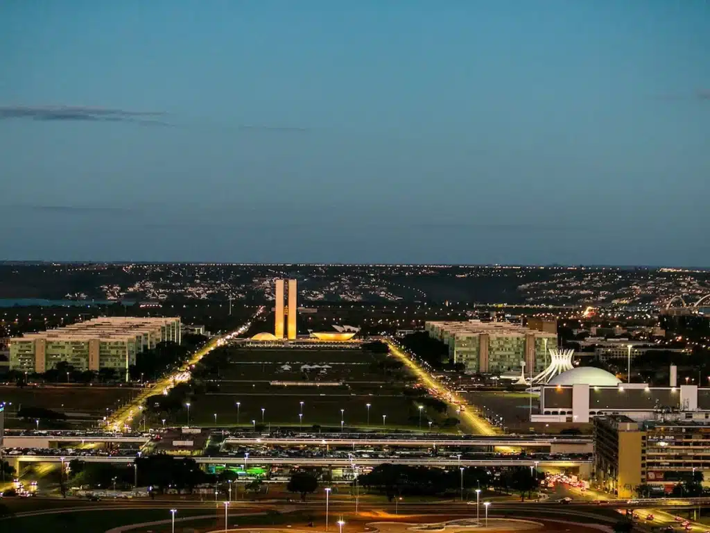 Vista do Congresso Nacional e da Esplanada dos Ministérios.